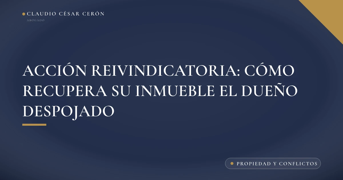Escrituras de una propiedad junto a la fachada de una casa, símbolo de recuperar un inmueble