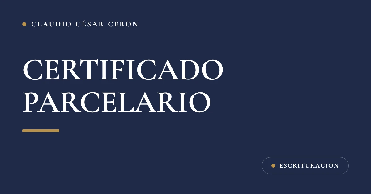 Documento agrario y plano de una parcela ejidal sobre una mesa, junto a un sello y una pluma