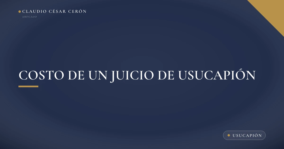 Documentos de un juicio de usucapión junto a una calculadora sobre un escritorio