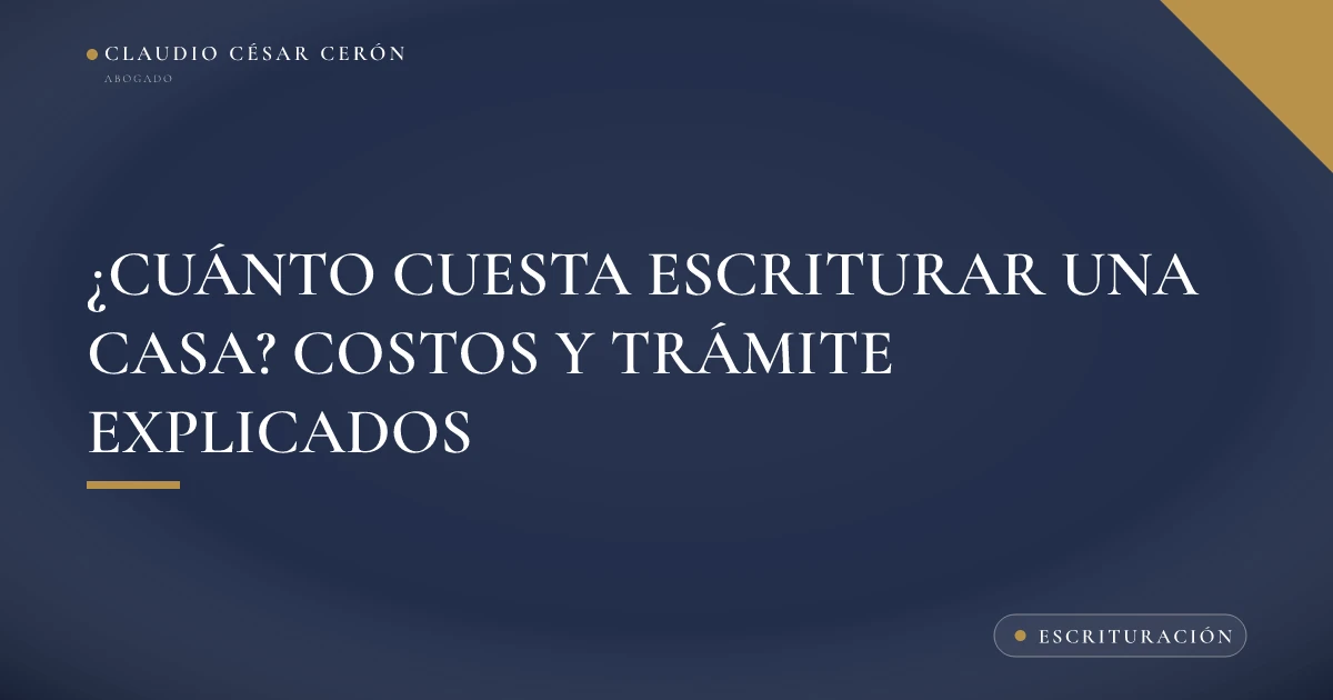 Escritura pública de una casa junto a una calculadora y las llaves del inmueble
