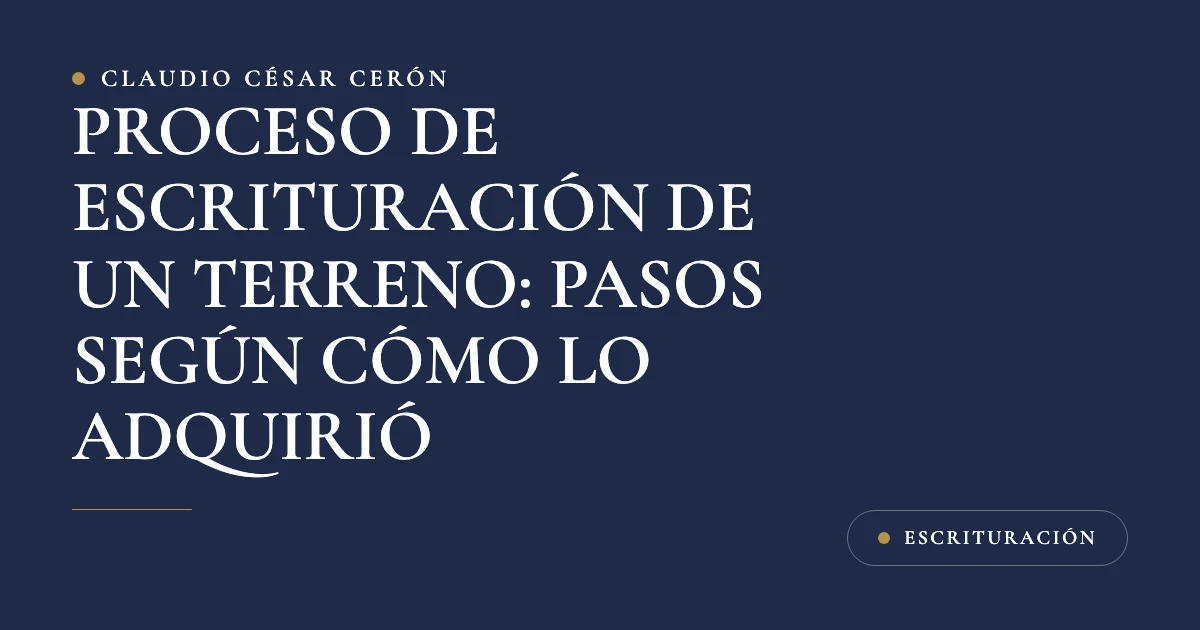 Plano de un terreno, escritura y llaves sobre un escritorio de notaría