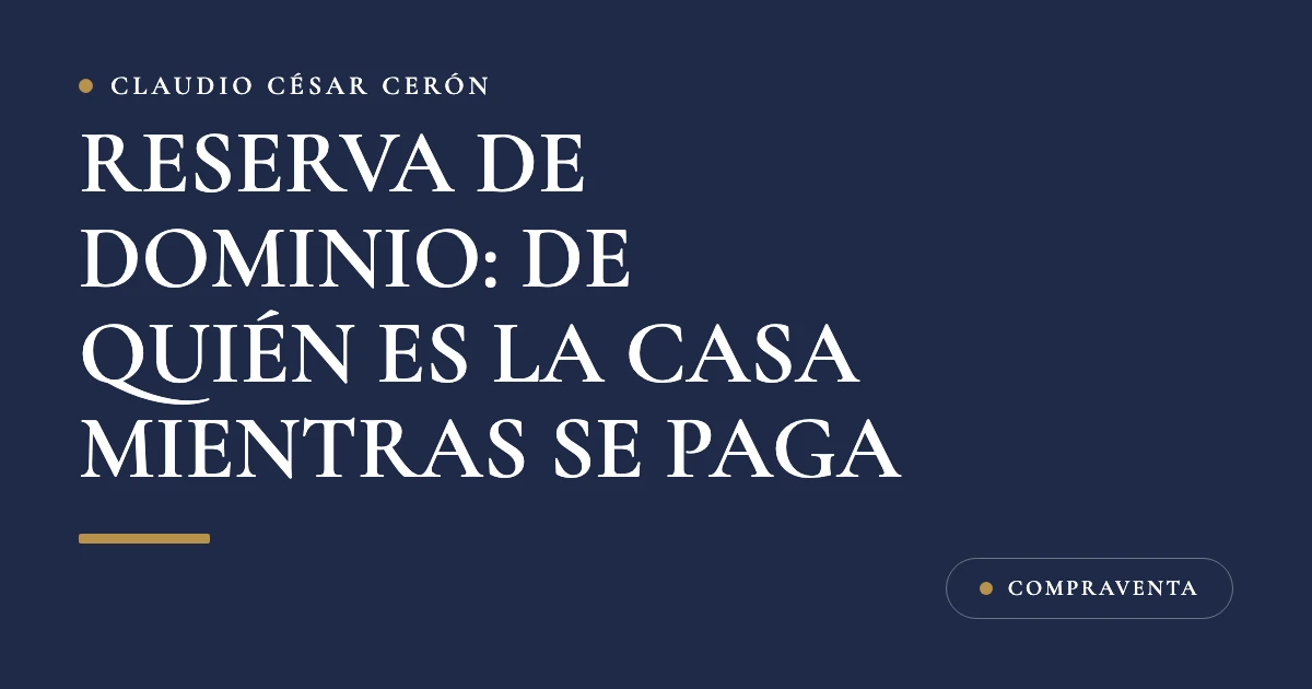 Escritura de compraventa de una casa con una cláusula señalada y un juego de llaves al lado