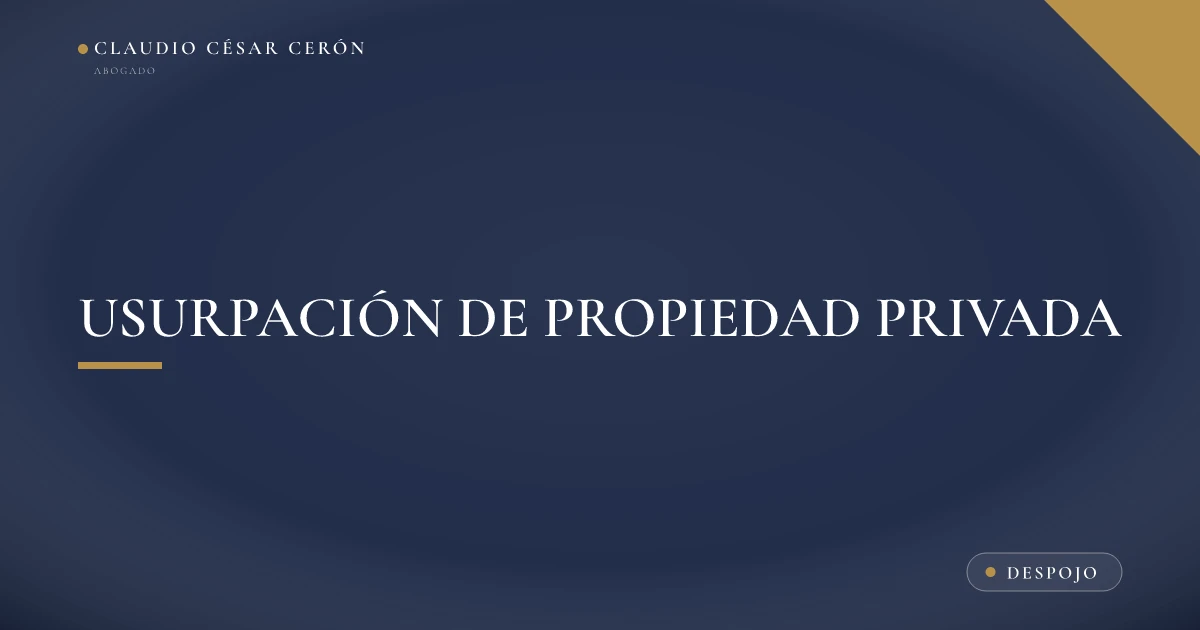 Terreno cercado con un candado y un aviso de propiedad privada